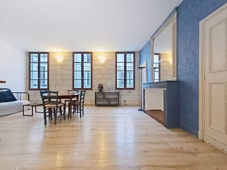 avignon intra -muros appartement 3 pièces 64 m² avec cour