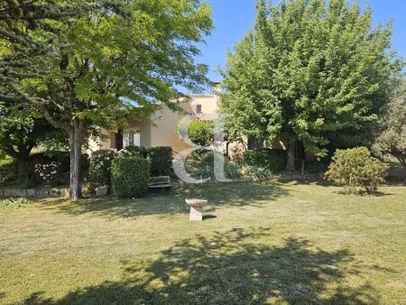 villa avec agréable jardin paysager à cairanne