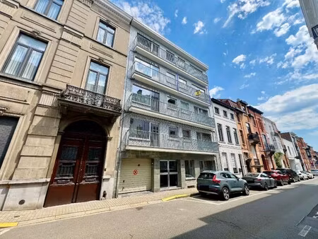 app met 2 slpks  2 terrassen en kelder in centrum gelegen