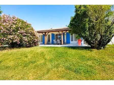 5 mn de coutras maison 3 chambres + bureau avec piscine