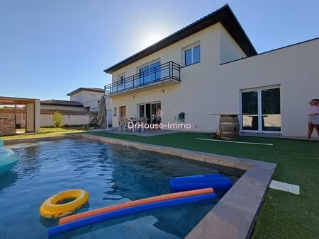 dans un quartier calme   sur 657 m² de terrain avec piscine   villa f5 d'environ 160 m² en