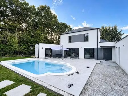 maison de luxe 4 chambres en vente à ligné  france