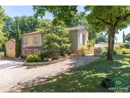 entre villefranche du périgord et fumel  tout là-haut dans la colline  très belle maison..