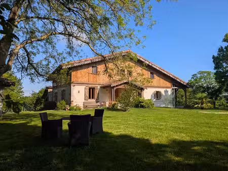 maison du 18ème rénovée de 235 m2 avec dépendances sur terrain de 7468 m²
