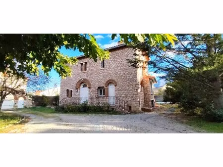 propriété d'exception avec piscine  dépendance et terrasse vue canigou