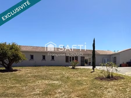 grande villa avec piscine et grand terrain
