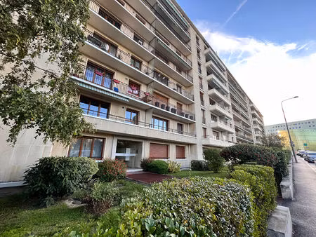 location parking / box  14.00m²  reims