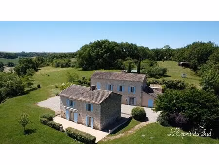 deux jolis maisons avec piscine  terrain et des belles vues