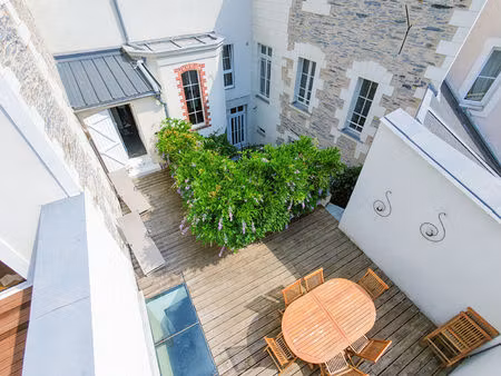 a vendre - maison bourgeoise de 152 m²  5 chambres  avec cour et terrasse 'angers centre/ 
