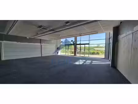 location commerce 62m² à 576m²