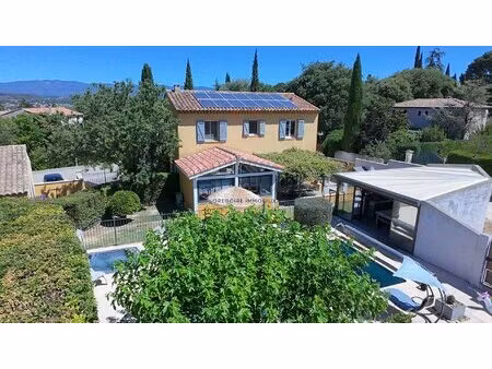 villa t6 de 200m2 avec piscine  jacuzzi  stationnement et garage. quartier très recherché.