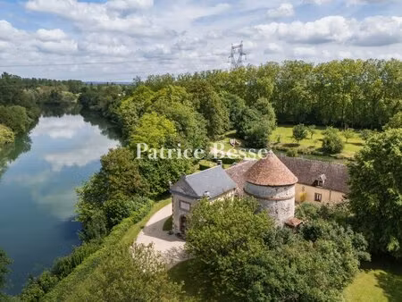 en bord de seine  dans un parc avec pièce d'eau  les dépendances d'un château dont une...