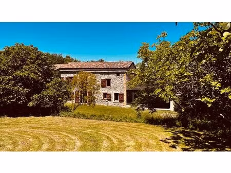 belle maison en pierre entourée de bois et prairies de plus de 64 ha