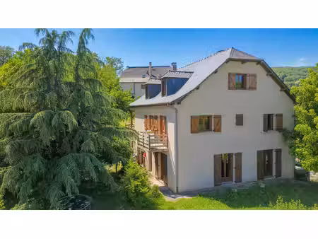 maison d'environ 255 m² avec 2 logements + 954 m² de terrain