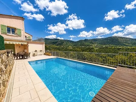 une villa de 157 m2 avec une vue imprenable  une piscine chauffé et 2190 m2 de terrain...