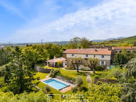 ancien corps de ferme rénové avec piscine dans un environnement exceptionnel