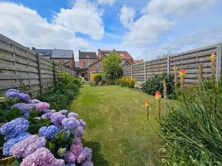 charmante maison avec jardin ensoleillé dans quartier calme