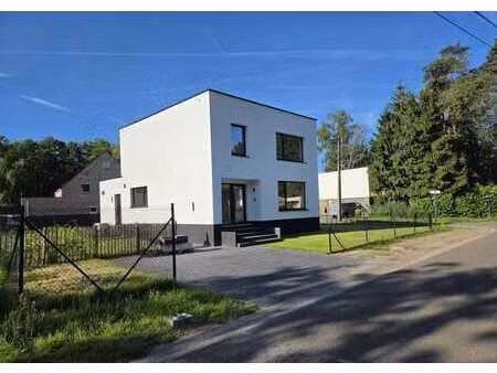 maison rénovée dans un emplacement de choix!