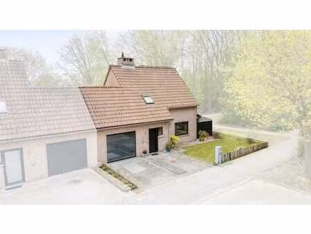 à vendre à meise  maison de 3 à 4 chambres.