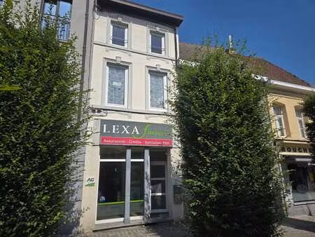 bâtiment commercial + appartement sur la place de lessines