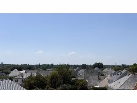 spacieuse maison sur le toit avec vue