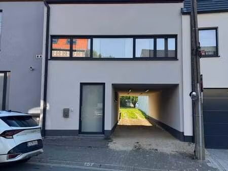 maison moderne avec jardin