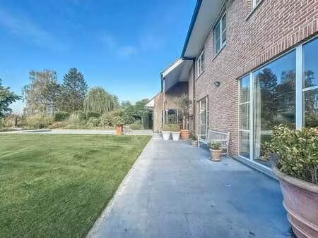 villa avec piscine et possibilité d’exercice professionnel