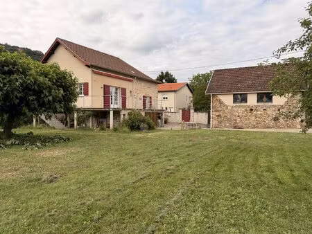 maison en pierre et grange rénovée