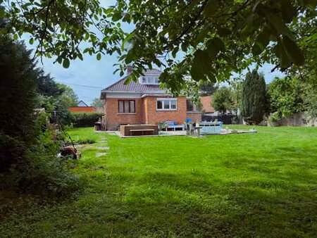 maison avec un magnifique terrain arboré