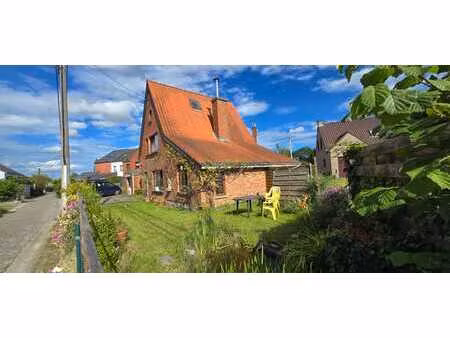 chouette maison avec jardin dans une petite rue pavée!