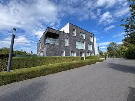lumineux appartement deux chambres idéalement situé
