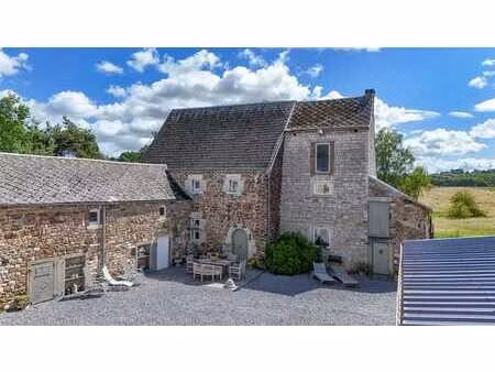 magnifique propriété en pierre avec cour et dépendances !