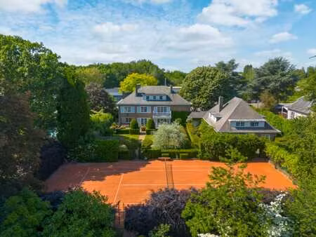 magnifique propriété avec piscine et court de tennis