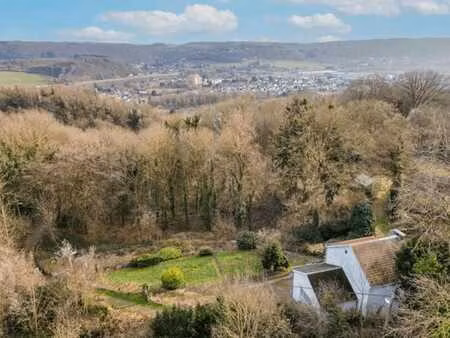 maison érigée sur un terrain de 5.000 m² à amay !