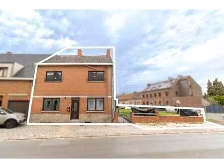 maison avec potentiel  3 façades  jardin et garage!