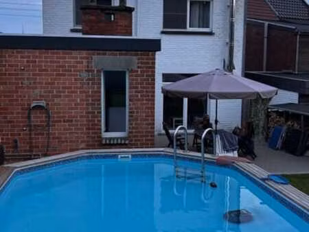 maison 3/4 façades avec piscine sans chlore et jardin