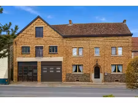 immeuble de caractère avec habitation  garages et annexes –