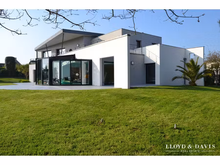 maison contemporaine à vendre dans le quartier zone industrielle du moros-zone portuaire