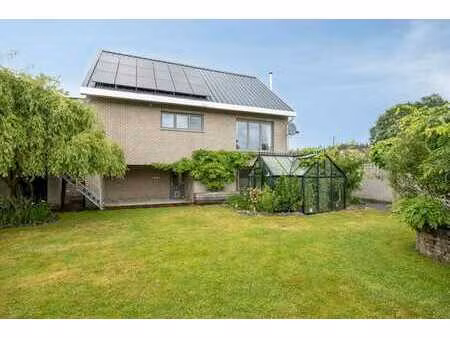 maison récente avec un beau jardin et la possibilité de 2 en