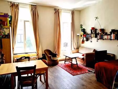 studio - parvis st gilles/louise - libre 1er juillet