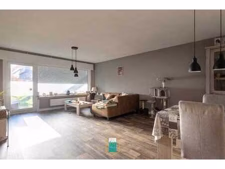 appartement en rez-de-chaussée luxueusement rénové avec ter
