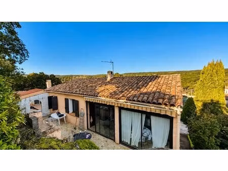 villa avec vue dégagée  dépendance et grand garage sur 1 012 m² de terrain