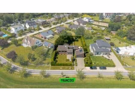 villa avec 4 chambres à vendre sur un grand terrain à eke