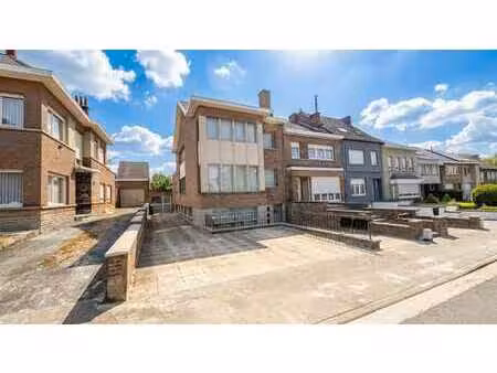 maison communautaire avec 4 appartements dans un endroit tra