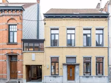 maison de ville classe avec un jardin et espace polyvalent