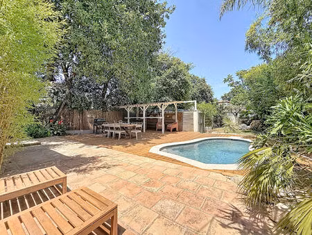 plain-pied avec piscine : une maison pleine de charme au cap-brun