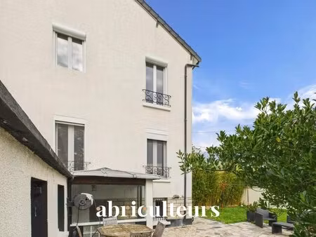 maison familiale rénovée avec jardin  dépendance et parkings – quartier résidentiel calme.
