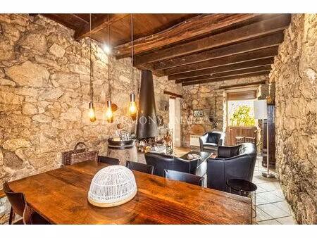rare : maison de village en pierre sèche au calme avec grand terrain.