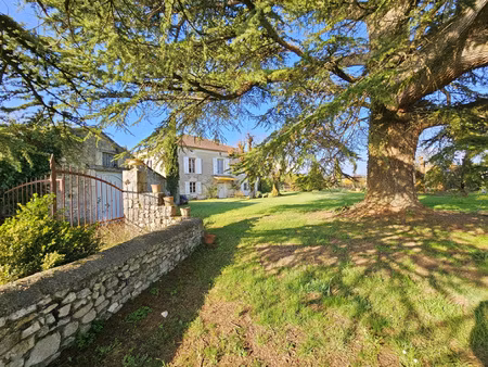 propriété de grand charme avec piscine et dépendances sur 2 