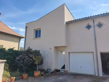a louer tres bel appartement dans residence assez proche du centre vlle
